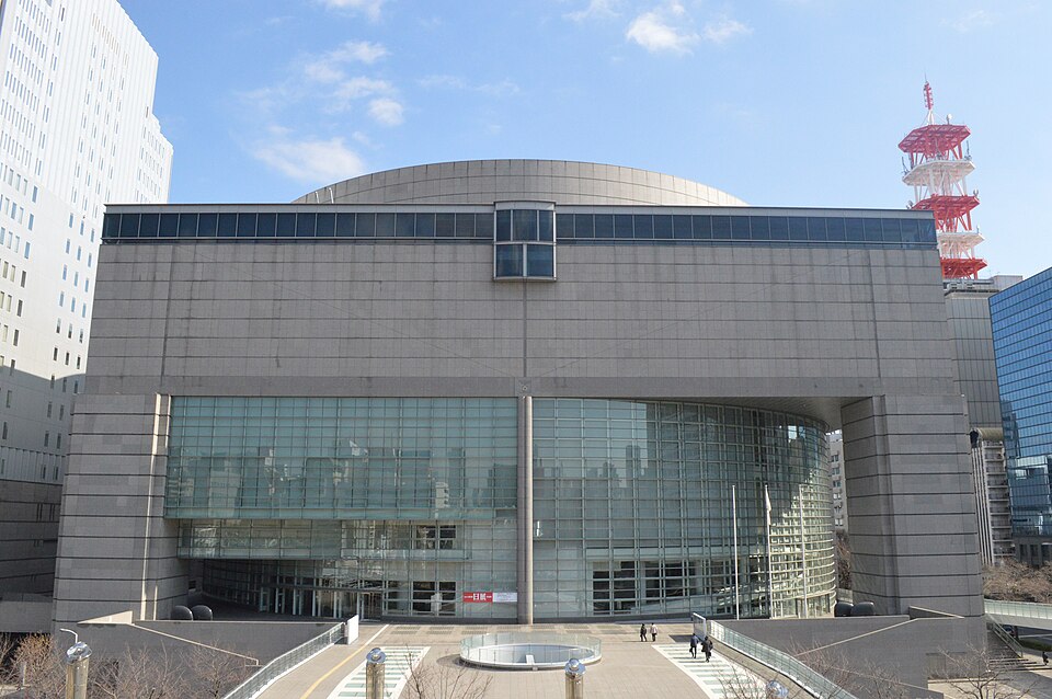 愛知県芸術劇場が入る愛知芸術文化センターの大きな外壁とガラス面