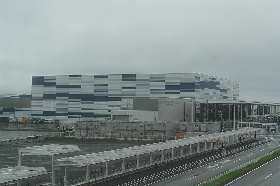 大きな箱形のAichi Sky Expoの建物と手前の屋根付き歩道