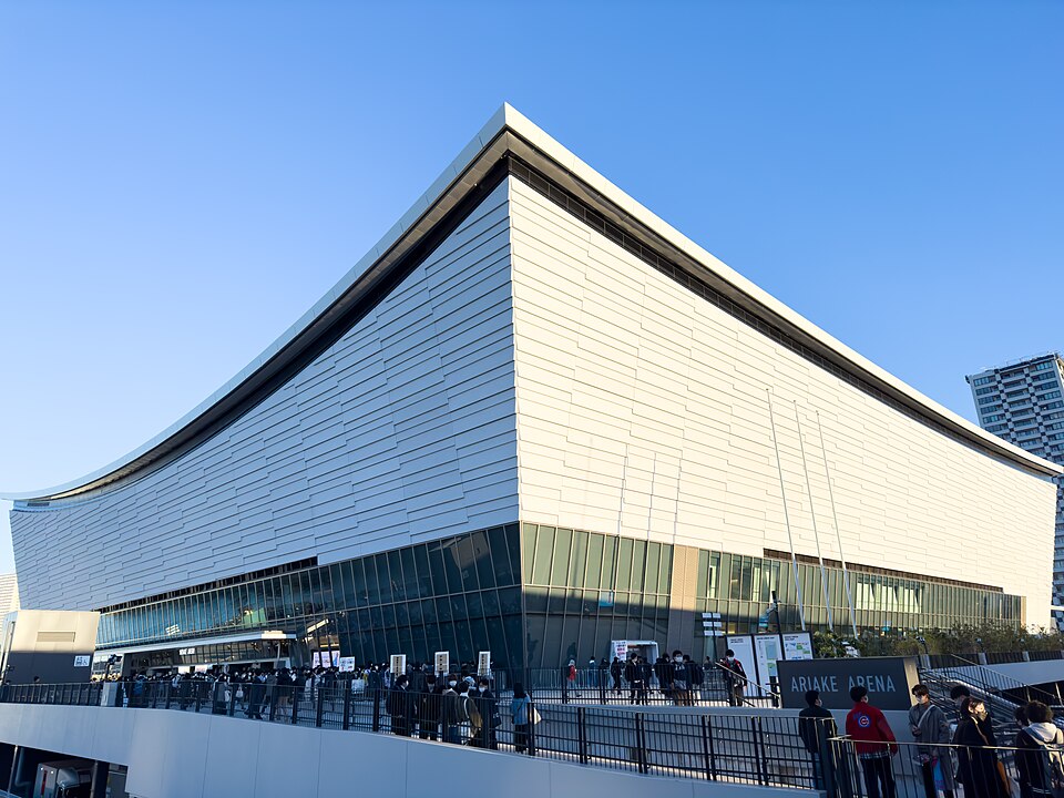 有明アリーナの建物と入口付近の歩行者スペース