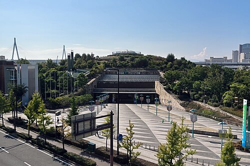 Asueアリーナ大阪の正面広場と周辺道路を広く見た景色