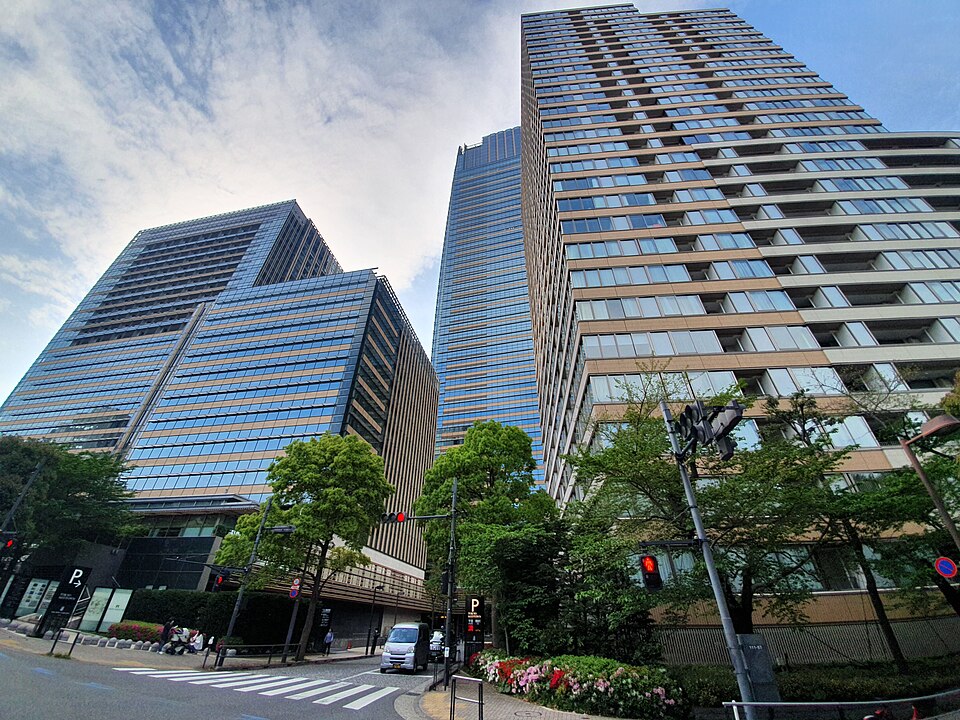 東京ミッドタウンの建物群と周辺道路の街並み