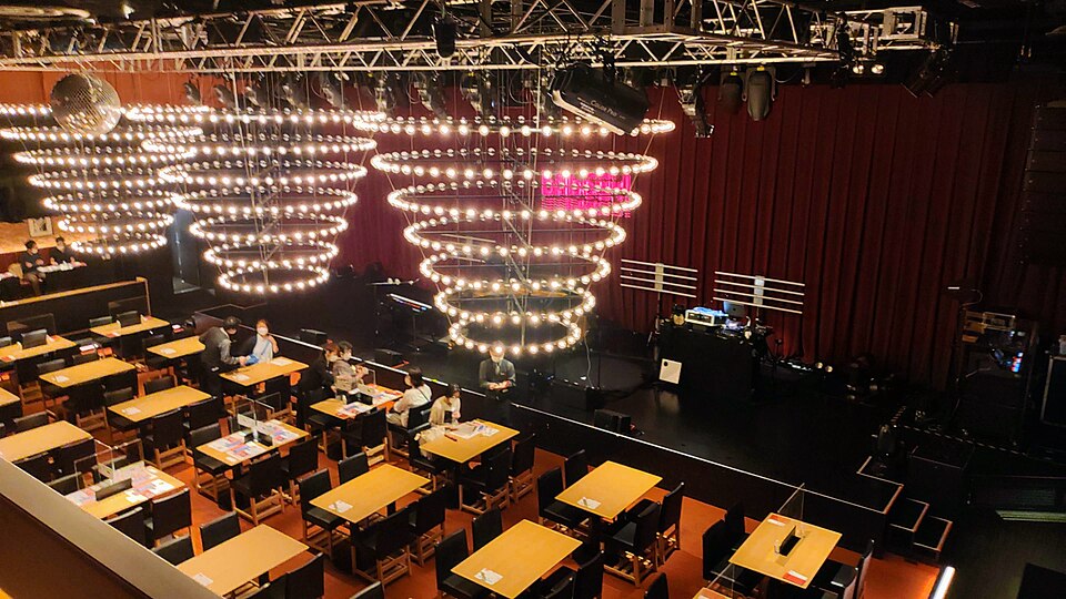 ビルボードライブ横浜のテーブル席とステージを上階側から見た景色