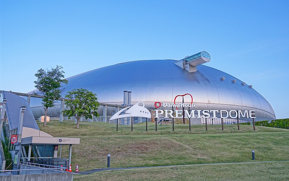 青空の下に大和ハウスプレミストドームの看板と銀色の屋根が見える外観