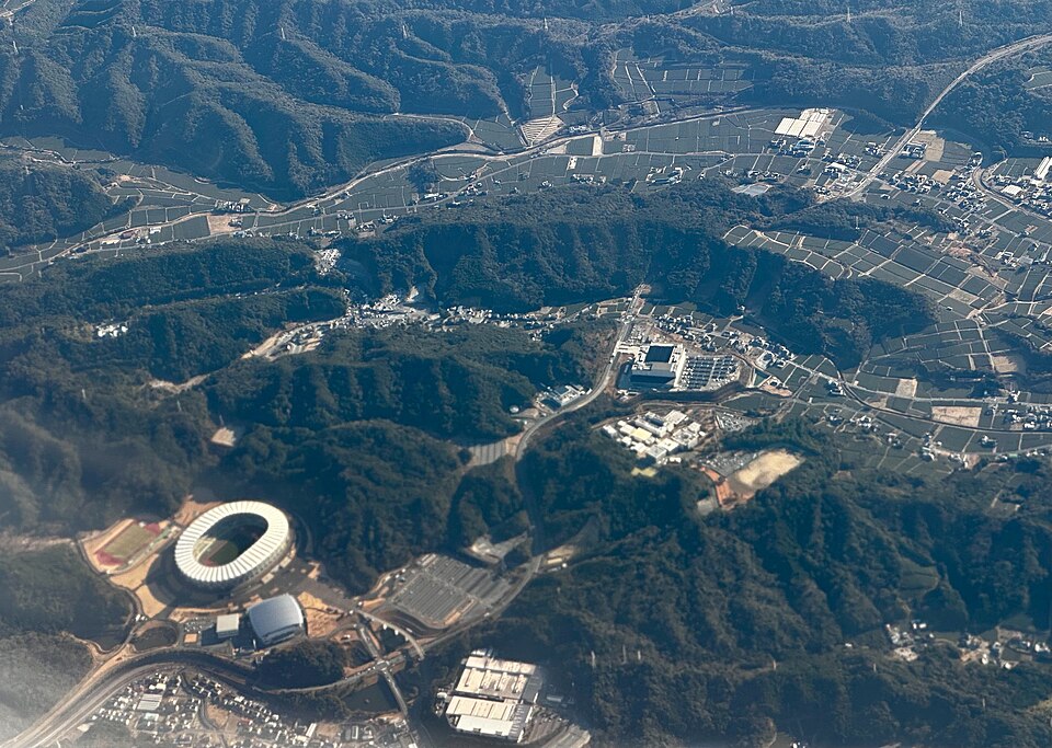 緑地と住宅地の間にあるエコパスタジアムと周辺を上空から見た景色
