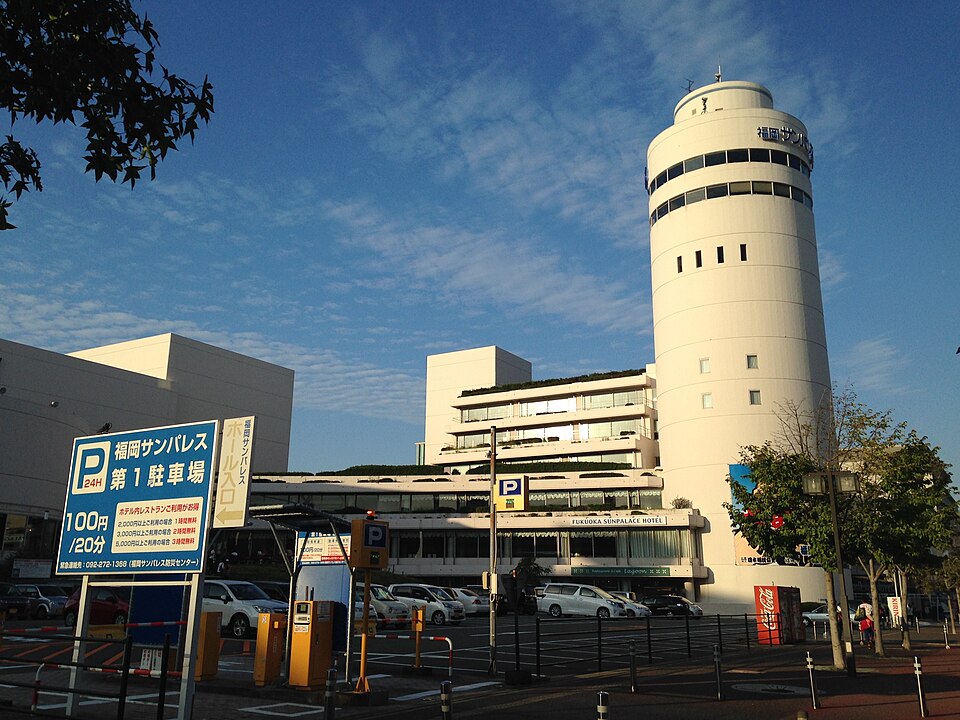 福岡サンパレスの円筒形のホテル棟とホールを道路側から見た外観