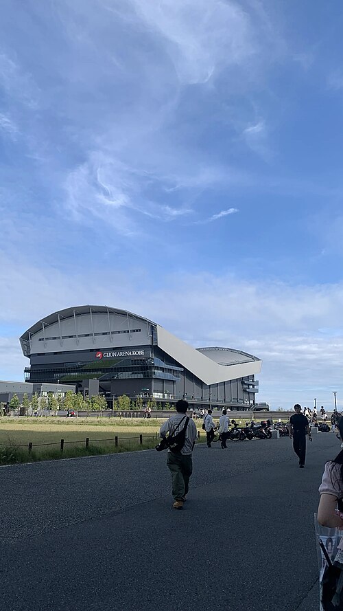 GLION ARENA KOBEの前を歩く人々と周辺の広場