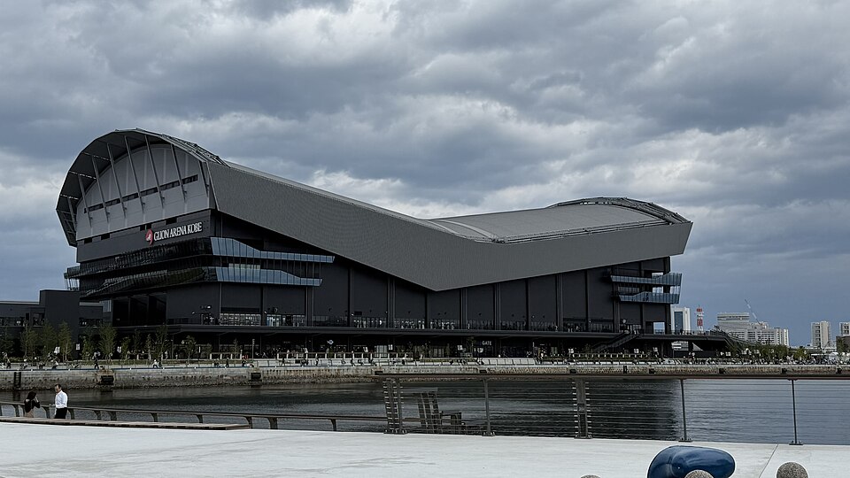 海越しに見たGLION ARENA KOBEの大きな屋根と外周