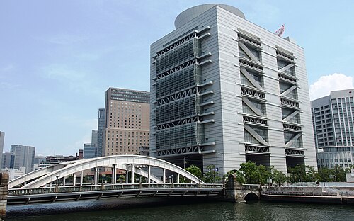 堂島川と白いアーチの堂島大橋の向こうに見えるグランキューブ大阪