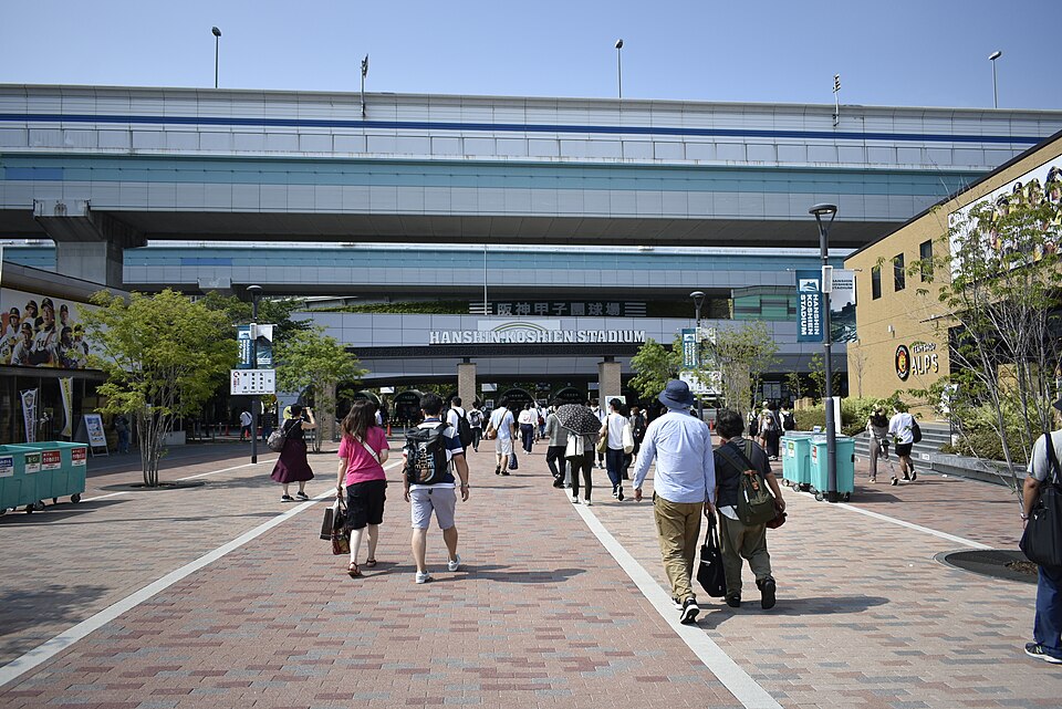 阪神甲子園球場の名称が掲げられた入口前の広場