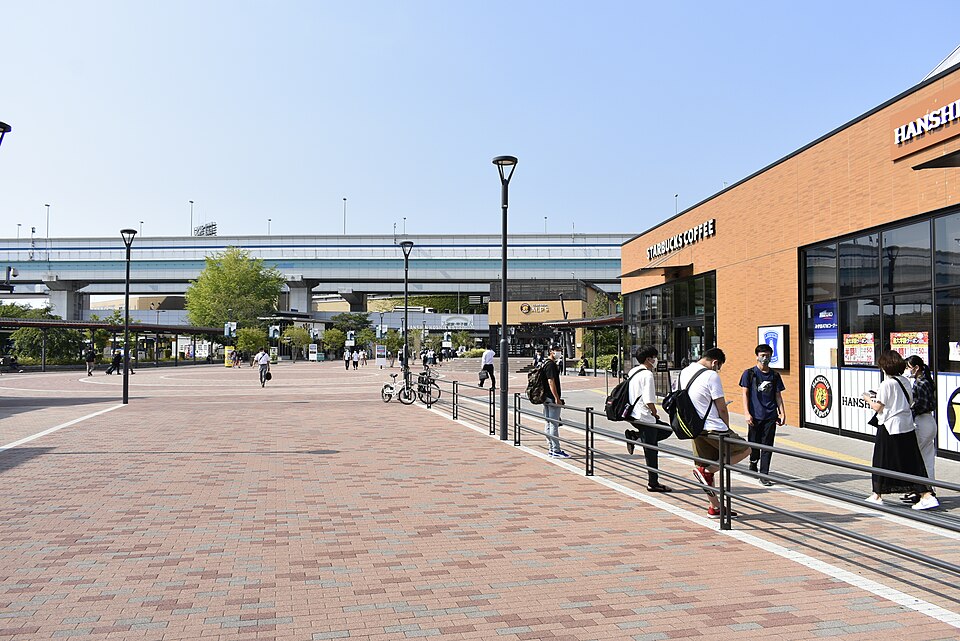 店舗や建物に囲まれた阪神甲子園球場周辺の広場
