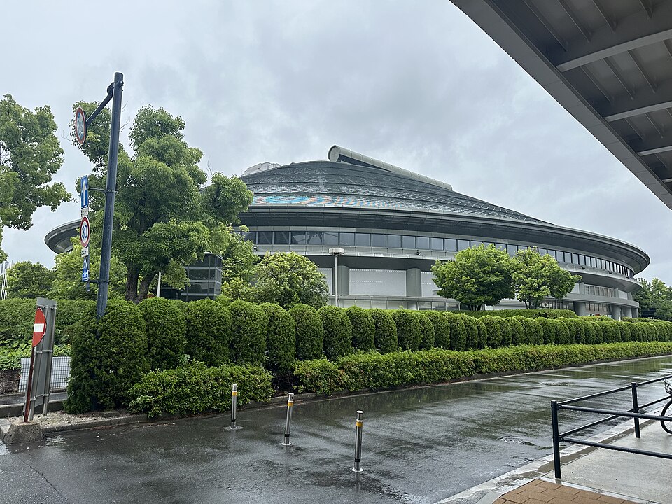 広島グリーンアリーナの大きな屋根と外周の植栽を街路側から見た外観