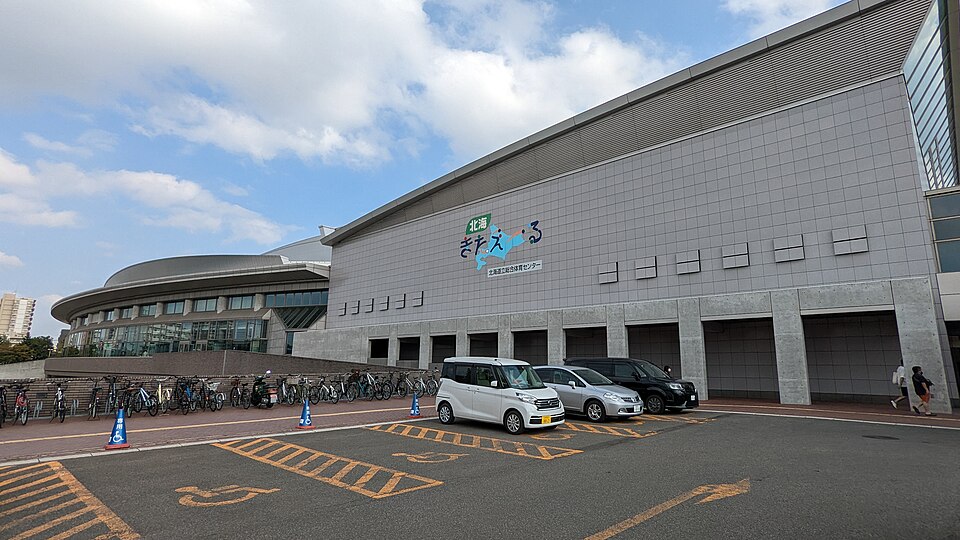 北海きたえーるの外壁と建物前の広場