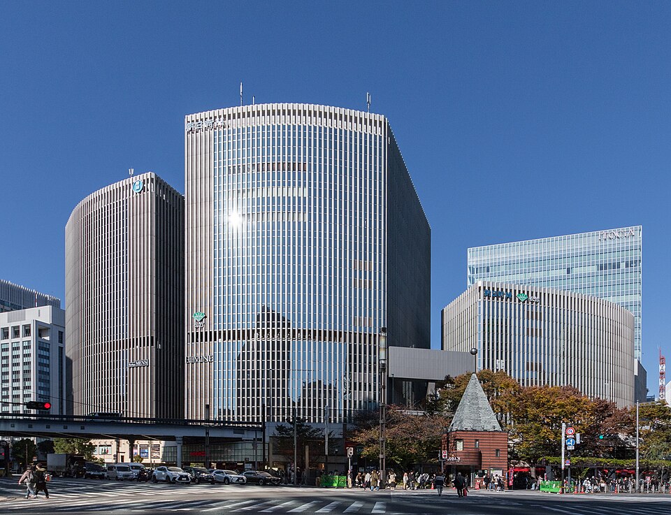有楽町マリオンと阪急メンズ東京の建物、交差点の外観