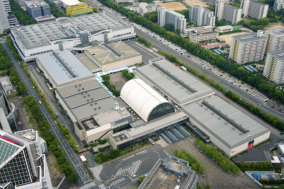 上方から見たインテックス大阪の展示館と周辺道路