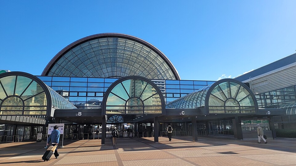 大きなアーチが並ぶインテックス大阪の西ゲート