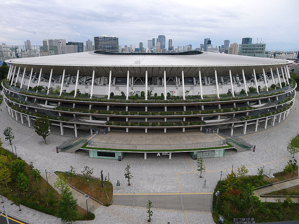 国立競技場のAゲート側の外観と周辺広場