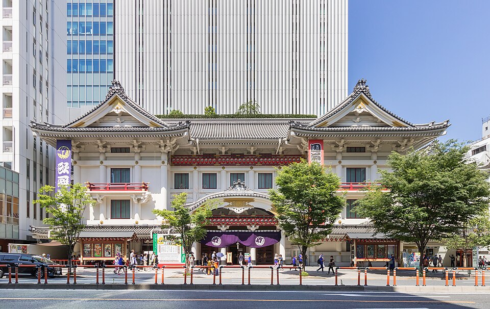 晴海通りの向かいから見た、白い壁と瓦屋根、正面玄関を持つ歌舞伎座
