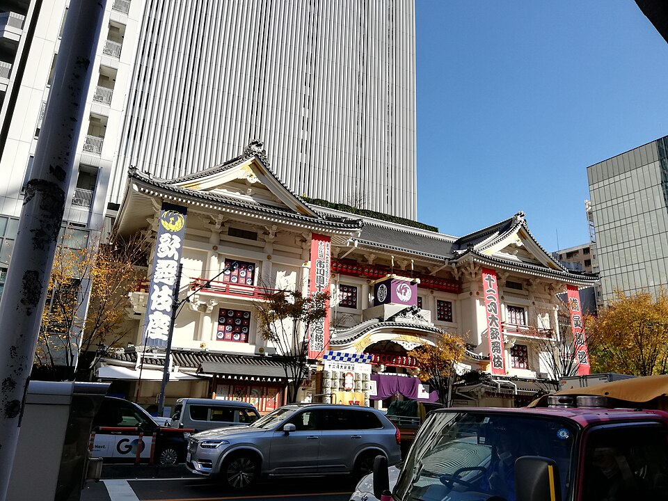 歌舞伎座タワーを背にした歌舞伎座の正面と、車が行き交う晴海通り