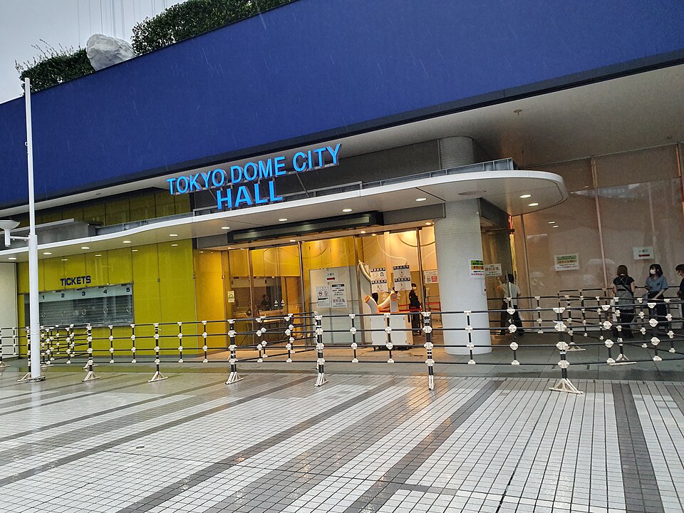 青い外壁とTOKYO DOME CITY HALLの旧名称表示があるホール入口