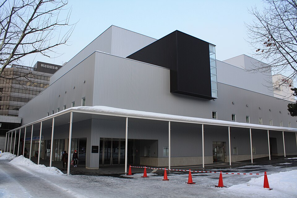 雪のある歩道から見たカナモトホール(札幌市民ホール)の建物