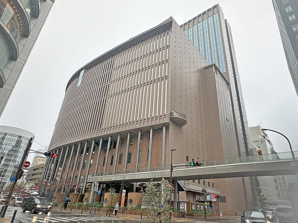 神戸国際会館の大きな外壁と交差点から見た街並み