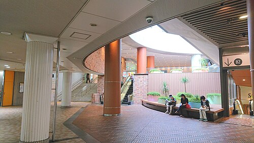 三宮・花時計前駅側の神戸国際会館地下ボイドと階段