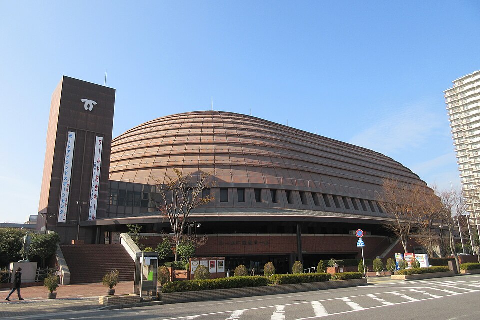 丸みのある屋根と正面の塔が並ぶワールド記念ホールの外観