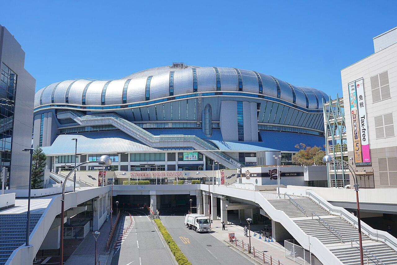 京セラドーム大阪の外観と周辺の歩行者デッキ