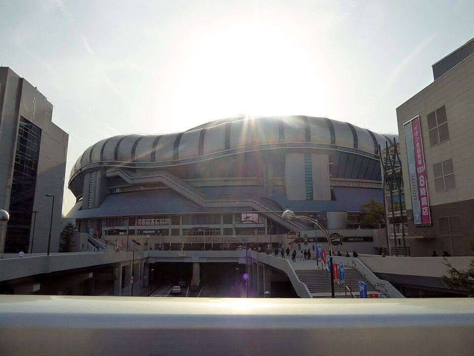 京セラドーム大阪の外周と広場の風景