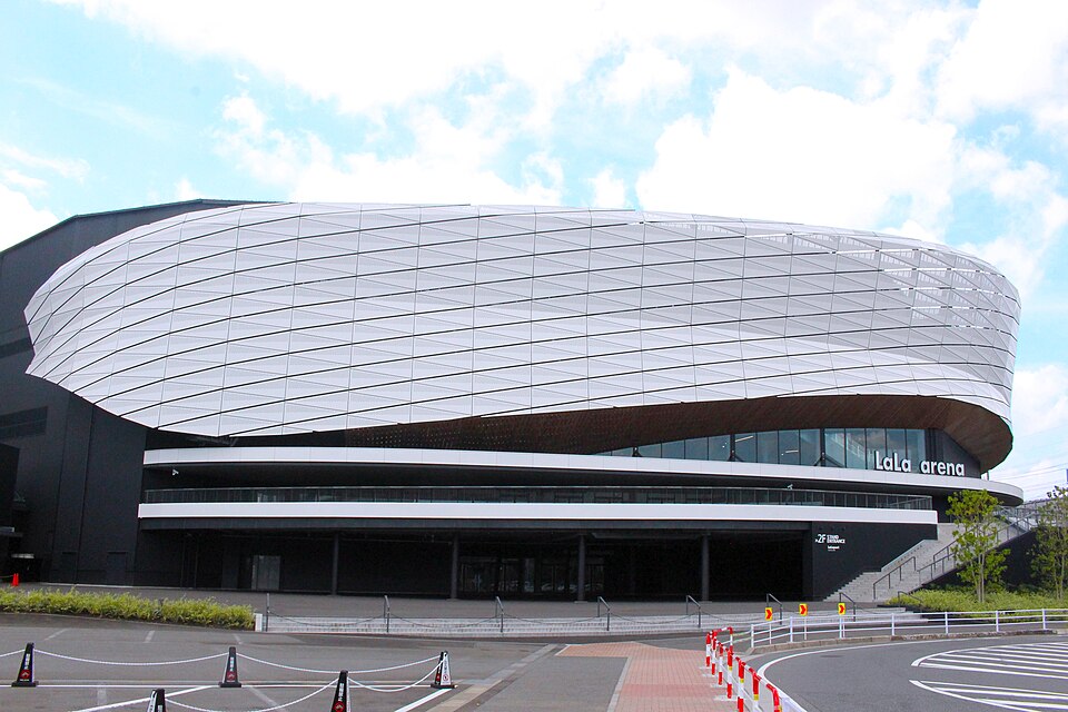 LaLa arena TOKYO-BAYの外壁、建物前の歩道と横断歩道、上階へ向かう階段