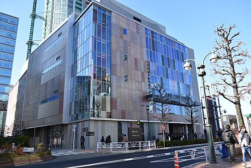 道路の向こうから見たLINE CUBE SHIBUYAのガラス面と周辺の歩道
