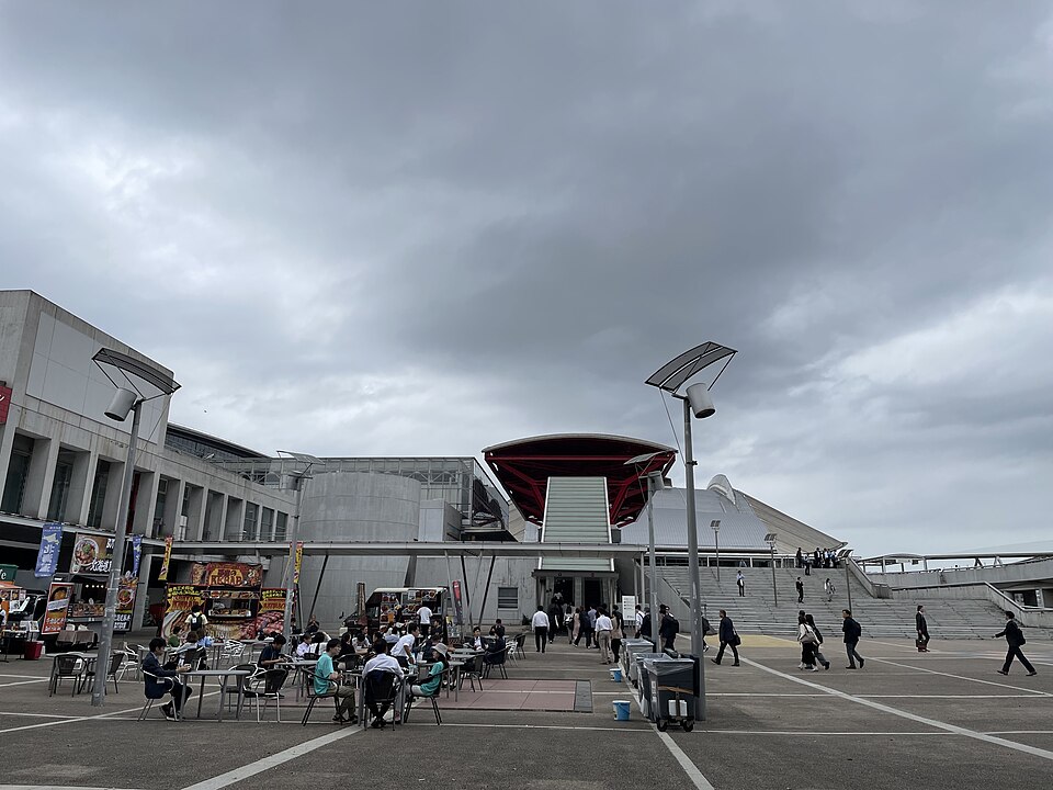 幕張メッセの外観と広場、展示場の屋根