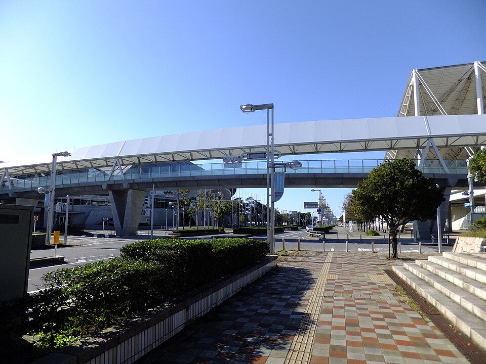 幕張メッセの展示場間を結ぶ歩行者デッキと道路