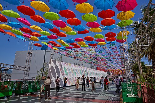 マツダスタジアムの開場10周年イベントで色とりどりの傘が頭上に並ぶ歩行空間