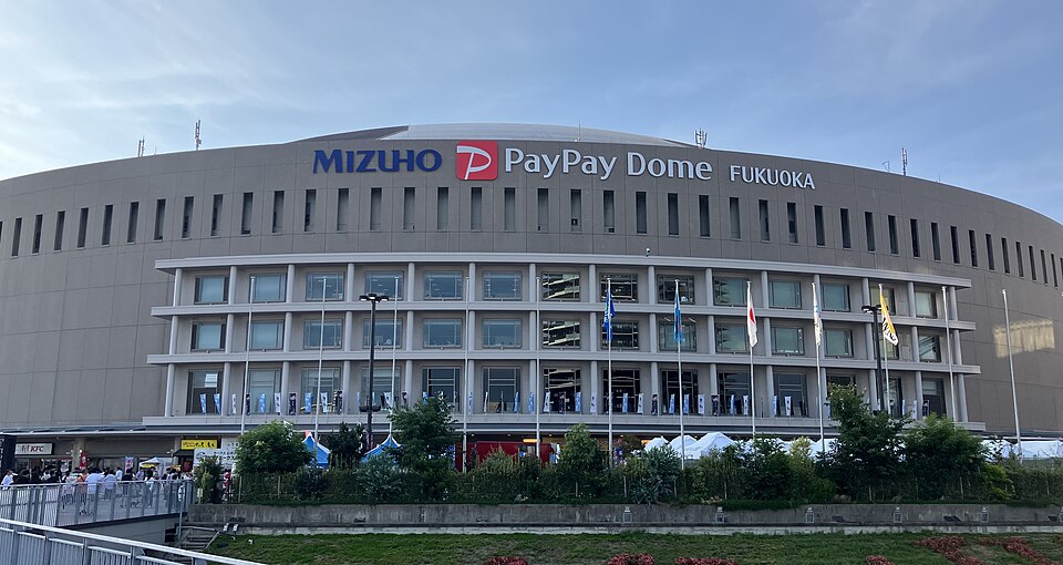みずほPayPayドーム福岡の名称表示がある外観と周辺の植栽