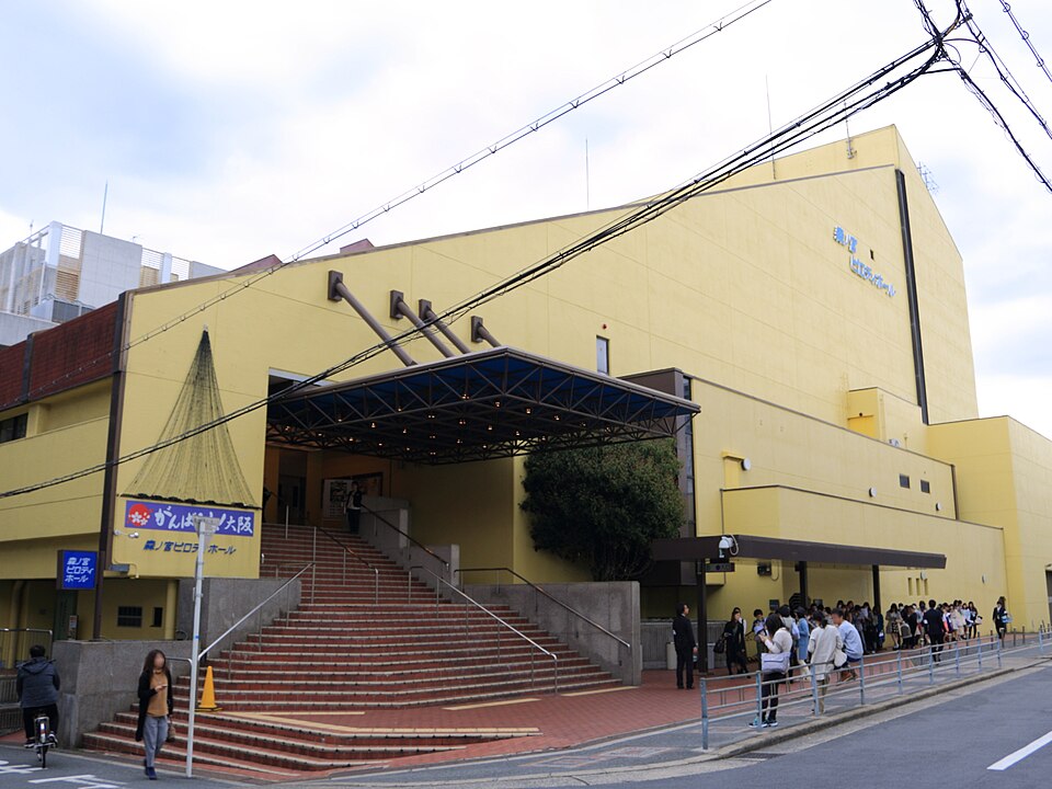 森ノ宮ピロティホールの外観と階段・歩道