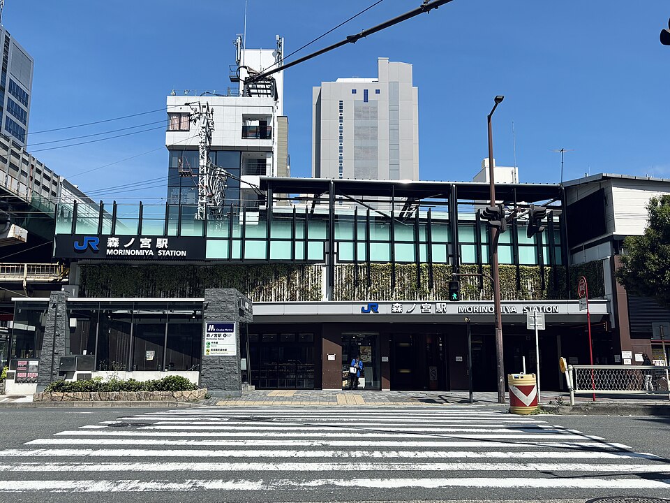 JR森ノ宮駅の名前が見える駅舎と横断歩道