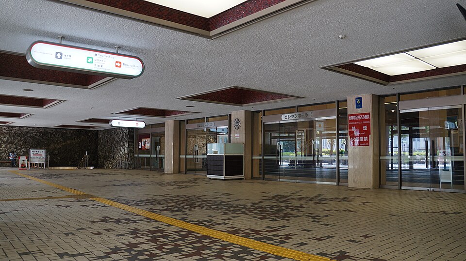市民会館のビレッジホール入口と地下鉄連絡口側の通路
