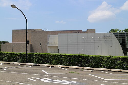 NHKホールとふれあいホール側の外壁、手前の道路と植え込み