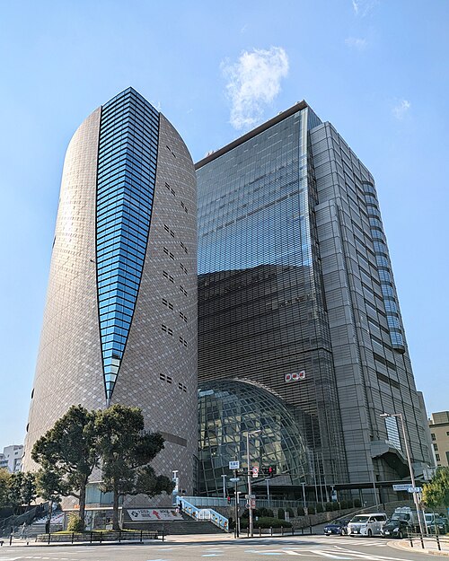 道路側から見たNHK大阪放送会館とガラス張りのアトリウム