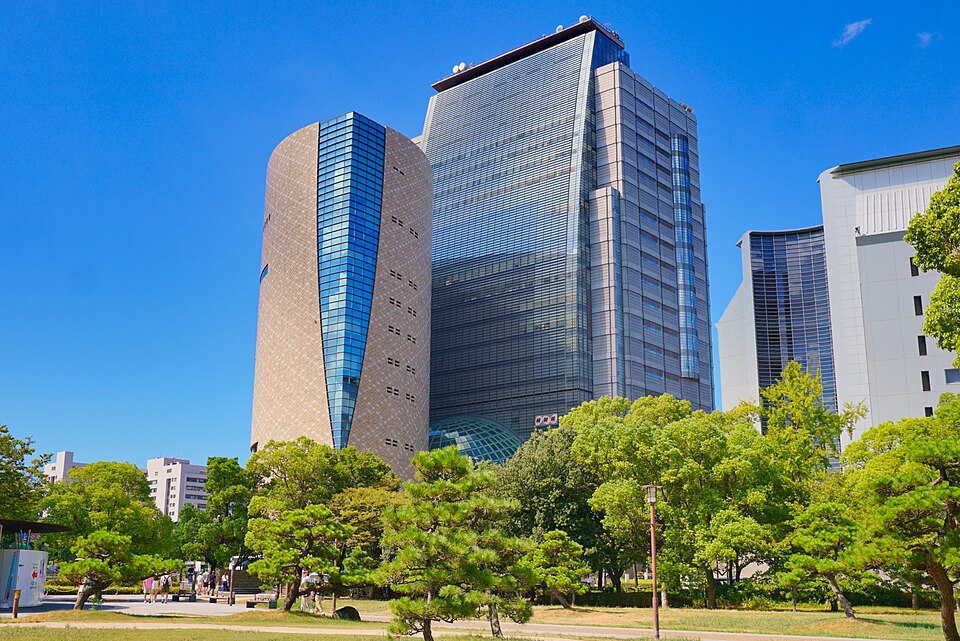 緑地越しに見たNHK大阪放送会館と隣接する大阪歴史博物館