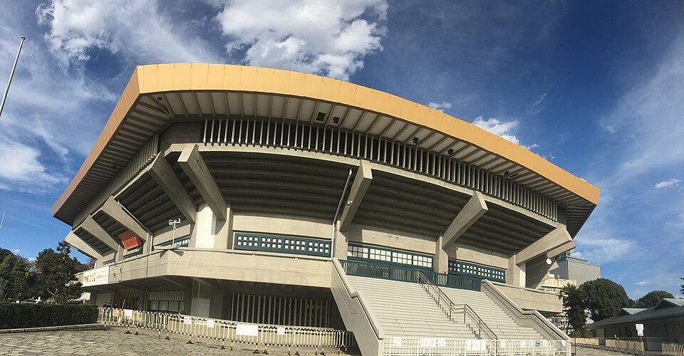 日本武道館の大きな屋根と建物前の広場