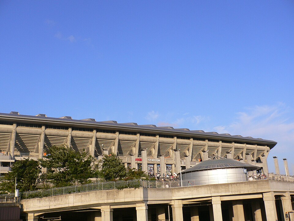 日産スタジアムの外観とゲート周辺の高架通路