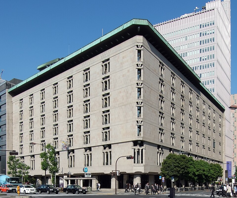 交差点側から見た日生劇場が入る日本生命日比谷ビルの外観