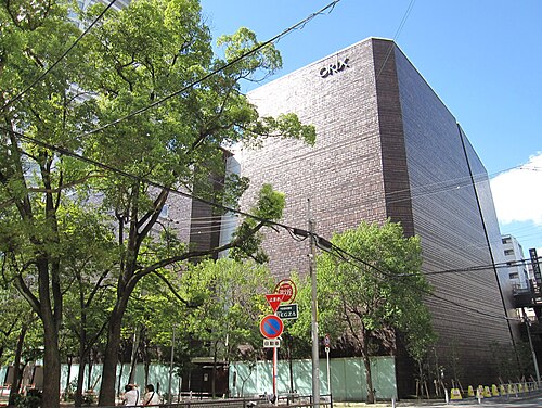 街路樹越しにORIXの壁面表示が見えるオリックス劇場の外観