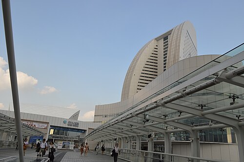 クイーンズスクエア側からパシフィコ横浜へ続く屋根付き連絡橋と周囲の建物
