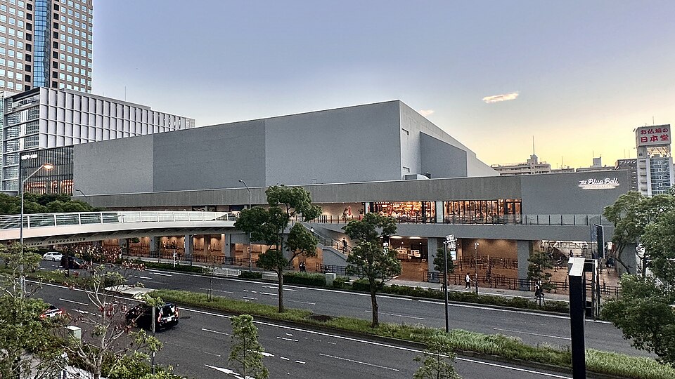 夕方のみなとみらい大通り越しに見えるぴあアリーナMMと歩行者デッキ