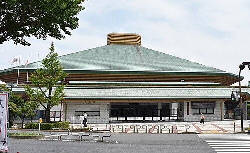 道路越しに見る国技館の緑の屋根と建物正面