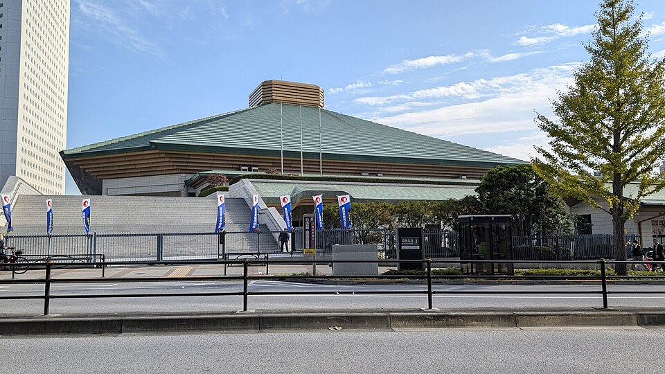 国技館通りから望む国技館の屋根と外観