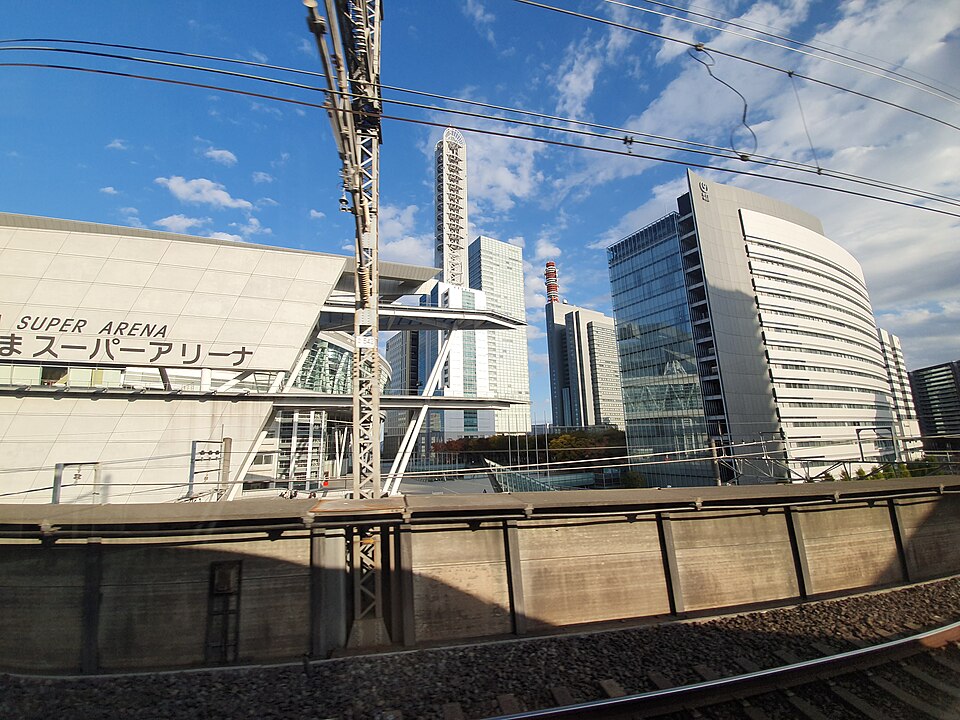 さいたまスーパーアリーナの旧名称表示と周辺の高層建物・線路